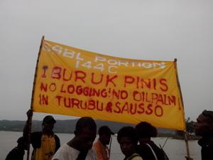 Banderola de protesta por un contrato de tierras en East Sepik. (Foto: Eddie Tanago/Act Now PNG)