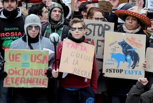 "No somos conejillos de Indias" dicen activistas europeos, mientras crece la resistencia al TLC transatlántico, también conocido como TAFTA (Foto: Les Engraineurs)