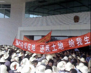 Les habitants du village de Nanwan dans le sud de la province de Guangdong manifestent devant un bâtiment gouvernemental  pour protester contre la corruption présumée ayant autorisé l’établissement d’une ferme sur leurs terres.