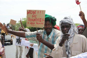 "Don't touch our land!" Affected communties have rejected the concession of vast tracts of land to Senhuile-Senethanol. 