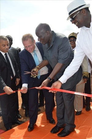 Rubber plantations and food crops: the minister of agriculture and CHP’s managing director at the official launch of the project in Prikro, in 2013. Photo: Ministères par DR