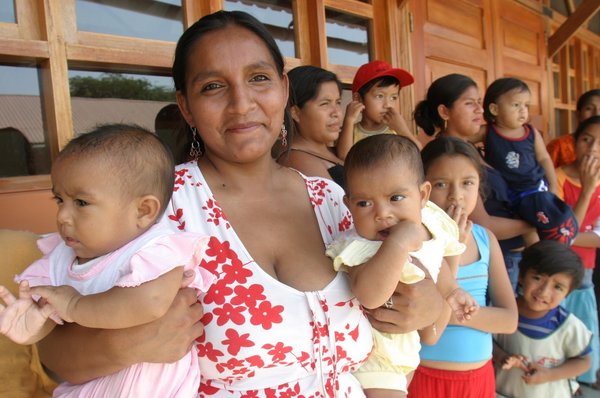 Free trade agreements like NAFTA have shifted Mexican diets away from fresh fruit and vegetables towards heavily processed and refined foods, with catastrophic effects on the health and development of children. (Photo: Actitud)