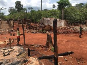 Deux jeunes garçons photographiés parmi les décombres de maisons incendiées lors d’une opération d’expulsion menée en janvier 2016 dans la forêt classée de Goin-Débé, en Côte d’Ivoire. Photo : Human Rights Watch