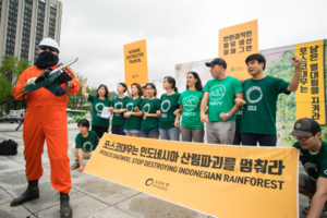 Des activistes sud-coréens manifestent contre la destruction de la forêt tropicale par le conglomérat coréen Posco Daewoo. Photo : Newsis 2017.