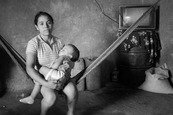 El cuidado de las huertas, de los animales, de las semillas, la recolección de frutos, la búsqueda del agua, son tareas no remuneradas, consideradas como no productivas. (Foto: Randy López Abarca)