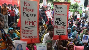 Alrededor de 1300 personas perdieron la vida cuando una fábrica de nueve pisos conocida como Rana Plaza colapsó en Dakha, Bangladesh. La mayoría de los muertos y heridos eran trabajadores del sector textil. Foto: Munir Uz Zaman/AFP/Getty Images