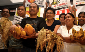 Des agriculteurs et des leaders montrent des sources naturelles de Vitamine A que l’on peut trouver en Asie.