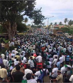 Farmers of the Karnataka Farmers movement (KRRS) mobilise against unfair prices as part of the KisanMuktiYatra (Farmers Free-dom Caravan) who geared up for New Delhi on 20 November 2017. Photo: Swaraj Abhiyan