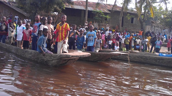 Children at the Lokutu landing on the Congo River. (Photo: GRAIN)