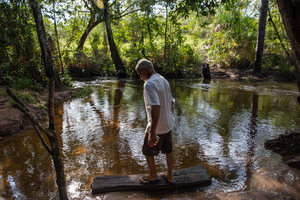 Seu Juarez, from the village of Melancias, examining a local stream affected by Harvard’s Fazenda Galileia in the municipality of Baixa Grande do Ribeiro, Piauí, Brazil. (Foto: José Cícero Silva/Agência Pública)