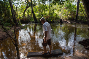 Seu Juarez, do povoado de Melancias, examinando um riacho local contaminado pela Fazenda Galileia, de Harvard, no município de Baixa Grande do Ribeiro, Piauí, Brazil. (Foto: José Cícero Silva/Agência Pública)