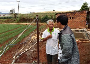Nguyen Hong Hang, Responsable du développement agronomique chez PepsiCo Vietnam (à droite) et un agriculteur contractuel de PepsiCo, M. Phan Tung (à gauche), dans la province de Lam Dong.