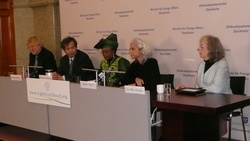 Renée Vellvé de GRAIN (2 a la derecha) habla en la conferencia de prensa de los laureados del Premio Right Livelihood, 5 de diciembre, 2011