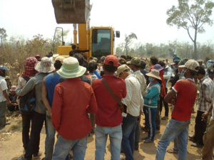 Community members physically blocking the clearing of their land. (Photo: Sangke II community)