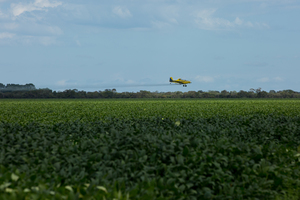 Pulverização aérea de agrotóxicos em uma plantação de soja no Piauí, Brasil. (Foto: José Cícero Silva/Agência Pública)
