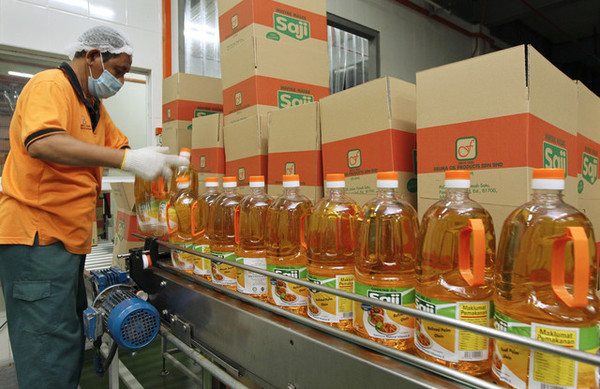 The Malaysian state-owned company Felda raised $2 billion from a stock offering which it has been using to buy up lands for oil palm and rubber plantations. (Photo: FELDA)