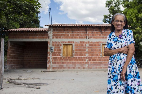 Palmerina Ferreira Lima, em frente à sua casa na comunidade de Melancias, Piauí, Brasil. (Foto: Rosilene Miliotti / FASE)