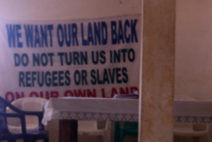Pancarta creada por las comunidades de Grand Cape Mount, Liberia, en protesta por la pérdida de sus tierras tradicionales por parte de Sime Darby sin su consentimiento libre, previo e informado. Foto: Justin Kenrick, 2012.