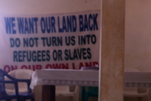 Banderole créée par des communautés de Grand Cape Mount, au Liberia, pour protester contre la perte de leur terres traditionnelles au profit de Sime Darby sans avoir obtenu leur consentement libre, préalable et éclairé.  Photo: Justin Kenrick, 2012