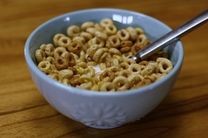 Un estudio reciente de una caja de cereal de desayuno encontró que comer una porción de 100 genera el equivalente a 264 gramos de CO2. Añade leche para el cereal y las emisiones aumentan de dos a cuatro veces.