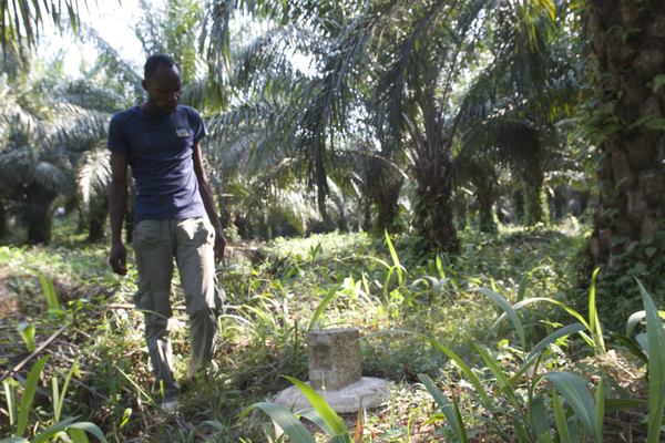 Un membre de communauté dans le district d’exploitation de Feronia à Lokutu est surpris de trouver une borne jamais vue posée sans consentement préalable des communautés affectées (Photo : Oskar Epelde)