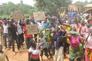 Les conflits fonciers ruraux sont à l’ordre du jour en Côte d’Ivoire. Dans cette image, la population de Memni se mobilise contre les autorités locales qui ont attribué leurs terres à une entreprise. Photo : DR