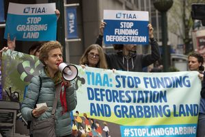 Des manifestants présentent au gestionnaire du fonds de pension TIAA une pétition dénonçant ses investissements dans les terres agricoles, avril 2017. Photo : Brandon Wu/ActionAid