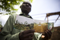 Victime de l’accaparement des terres en Ouganda (avec la permission de <a href="http://www.oxfamamerica.org/articles/land-grabs-take-a-sneak-peek">Oxfam America</a>)