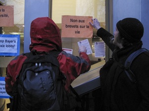 Action contre le lobby des entreprises semencières à Bruxelles qui orientent la législation en faveur de l’agro-industrie. Le brevetage du vivant est l’une des aberrations à laquelle mène le système mercantile imposé par ces entreprises. (Photo : ECVC)