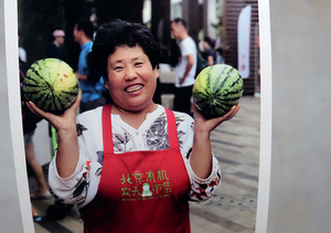 Une vendeuse au Beijing Farmers' Market.