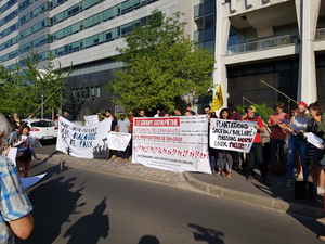 Une partie du comité d'accueil qui attendait les actionnaires. Photo: Survie.