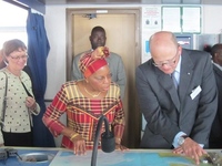 Directeur de Høegh Autoliners, Leif O. Høegh, et de la Première dame du Mozambique's First Lady, son Excellence Mme Maria Da Luz Dai Guebuza, en octobre 2011.