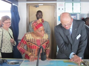Foto del presidente de Höegh Autoliners, Leif O. Høegh y la Primera Dama de Mozambique, Su Excelencia Sra. Maria Da Luz Dai Guebuza, octubre de 2011.
