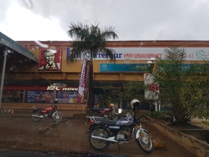 Centro comercial en Kampala, 2018. Los supermercados multinacionales tienen la tendencia de abrir centros comerciales en África y al mismo tiempo desarrollar cadenas de restaurantes de comida rápida como KFC.