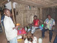     Quelques villageois du retour des champs se retrouvent autour de quelques bouteilles de vin de palme. (Photo : CEPECO-Congo)