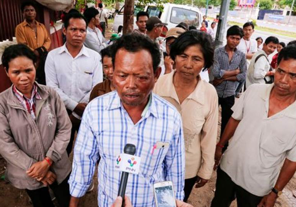 Villagers from Kampong Speu’s Oral district talk to the media outside the National Assembly late last month after delivering a complaint about an ongoing land dispute with Phnom Penh Sugar. (Photo: Heng Chivoan)