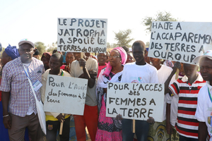 Les populations de Ourou venues manifester au passage de la Caravane (Photo : Agence Mediaprod)