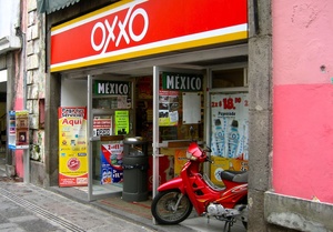 Oxxo (propiedad de Femsa, subsidiaria de Coca-cola) inaugura un promedio de 3 tiendas diarias — y abrirá su tienda 14 mil en México este 2015.