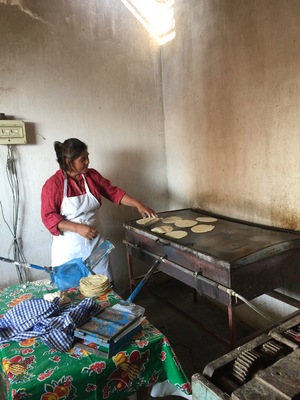 Tortillas hechas a mano con maíz nativo, libre de transgénicos, cultivado por comunidades en el sur de Jalisco, México.