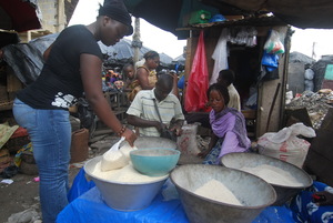 La concurrence des importations bon marché ne laisse que des marges bien minces aux producteurs de riz et aux petits négociants ivoiriens (Photo : Fulgence Zamblé)