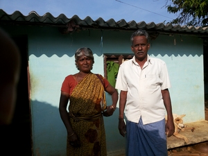 Marayal, petite productrice laitière et son mari : “Nous ne nous voyons pas vraiment l’intention comme des producteurs laitiers, mais cela fait partie de notre vie,” (Photo: GRAIN)