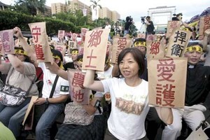 Agricultores taiwaneses protestando por la pérdida de su tierra debido al desarrollo industrial (Foto: Munch Kao/Taiwan Rural Front)