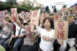 Taiwanese farmers protesting loss of their land to industrial development. (Photo: Munch Kao/Taiwan Rural Front)