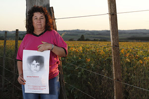 Silvino Talavera, de once años, hijo de Petrona Villasboa, murió a consecuencia deque resultó rociado con plaguicidas durante una fumigación, mientras transitaba en bicicleta por un camino que conecta dos campos de soja [soya], a 80 metros de su casa en Pirapey, Itapúa, Paraguay. (Foto : Glyn Thomas / Friends of the Earth)