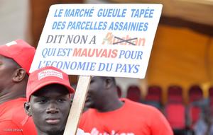 July 2018: Small vendors of the Gueule Tapée market in Dakar, Senegal, demonstrate against the municipality’s plans to
demolish their market and build a shopping mall in its place. Part of the mall would be occupied by the French supermarket
giant Auchan. Photo: Dave Design.