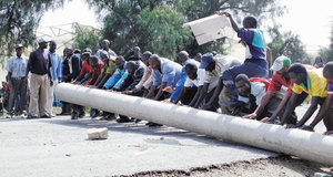 Los trabajadores de Karuturi en Kenia bloquean la ruta de South Moi en protesta (febrero de 2014)