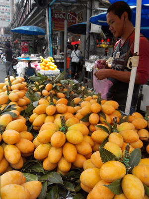 Choix des fruits à Bangkok : dans toute l'Asie, les habitudes de consommation s'éloignent des régimes alimentaires traditionnels et accordent plus de place aux viandes, aux produits laitiers et aux aliments sucrés. (Photo : GRAIN)