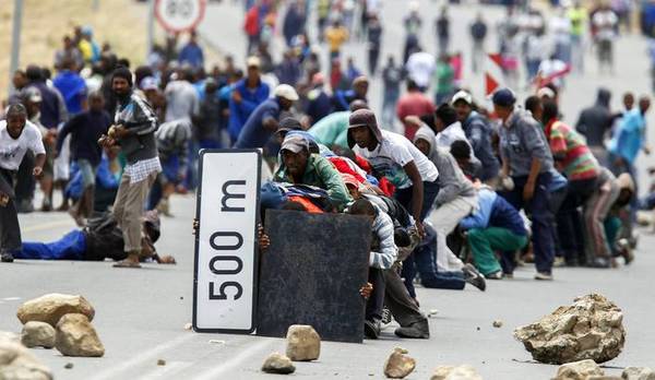 10 January 2013: protesters block the N1 national highway at De Doorns, during farmworker protests in South Africa. (Photo: Nic Bothma/EPA)