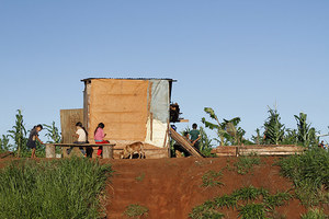 Aldeias precárias ao lado da estrada, ocupadas por pessoas expulsas de suas terras por monoculturas de soja no Alto Paraná, no Paraguai. (Foto: Glyn Thomas / Amigos da Terra)