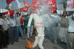 Des vendeurs de rue protestent contre les grandes sur- faces à Delhi, 22 mars 2014. (Photo : FDI Watch)